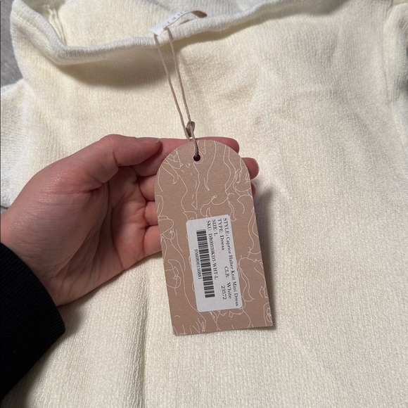 Elegant Cream Halter Top - Picture 3 of 4